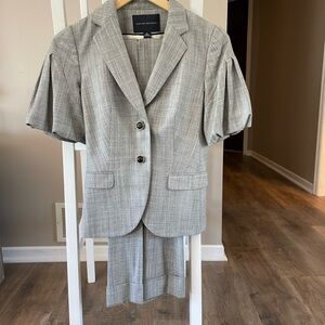 Banana Republic gray short sleeve puff sleeve two piece suit, size 0